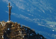44 Croce in legno col Cristo crocefisso